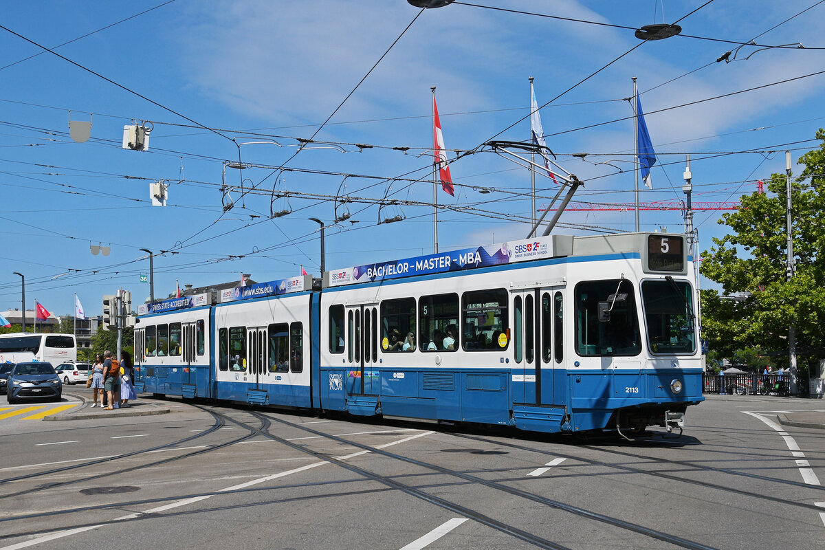 Be 4/8 2113, auf der Linie 5, f�hrt am 11.07.2025 bei der Haltestelle Bellevue ein. Aufnahme Z�rich.