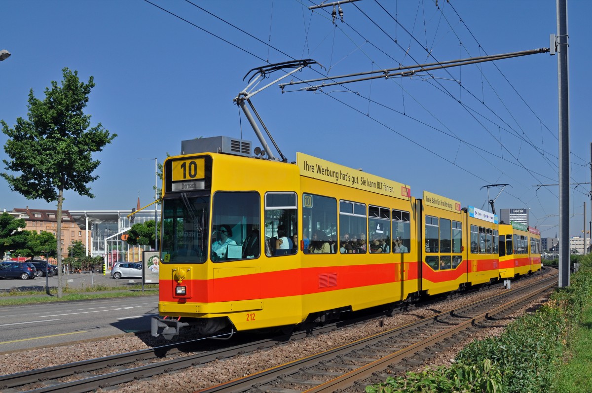 Be 4/8 212 zusammen mit dem Be 4/6 214 auf der Linie 10 fährt zur Haltestelle M-Parc. Die Aufnahme stammt vom 01.07.2015.