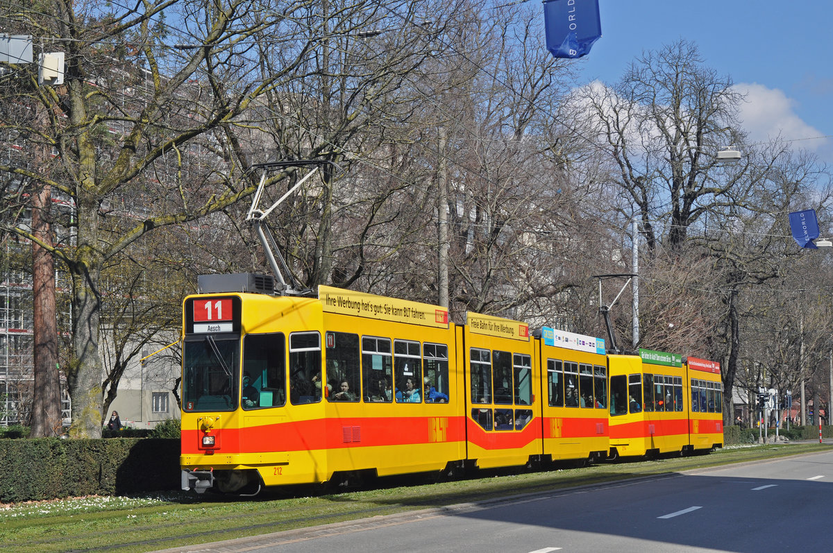 Be 4/8 212 zusammen mit dem Be 4/6 214, auf der Linie 11, fahren zur Haltestelle am Bahnhof SBB. Die Aufnahme stammt vom 26.03.2016.