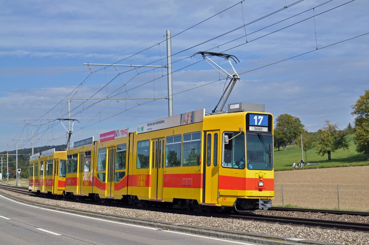 Be 4/8 214 zusammen mit dem Be 4/6 224 , auf der Linie 17, fahren zur Haltestelle in Ettingen. Die Aufnahme stammt vom 03.10.2015.