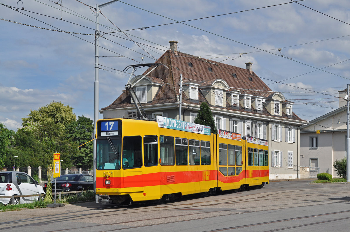 Be 4/8 215, auf der wegen einer Innerstadt Sperrung umgeleiteten Linie 17 wendet in dieser Zeit beim Depot Dreispitz. Die Aufnahme stammt vom 06.07.2016.