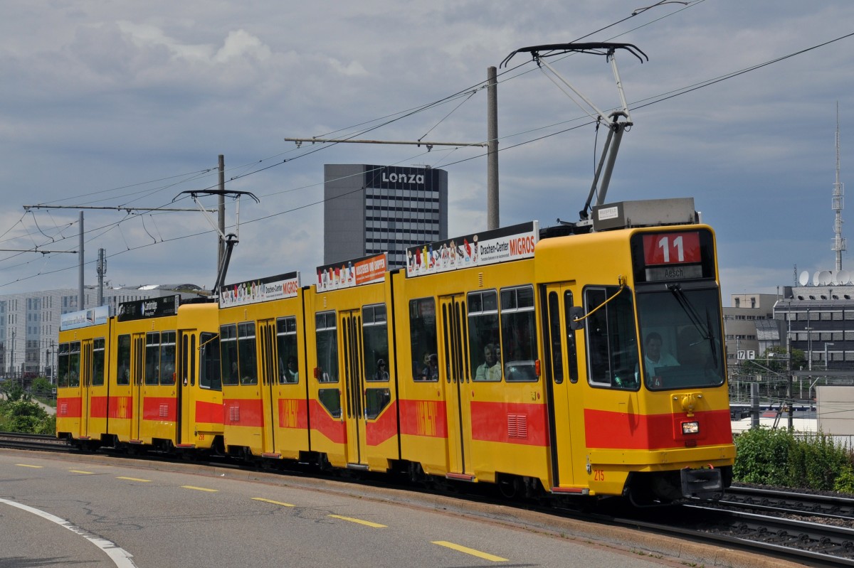 Be 4/8 215 und der Be 4/6 258 kurz vor der Haltestelle M-Parc. Die Aufnahme stammt vom 10.05.2014.
