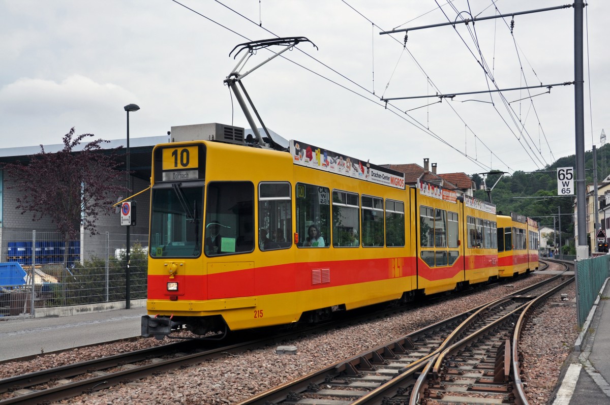 Be 4/8 215 zusammen mit dem Be 4/6 258 auf der Linie 10 kurz nach der Haltestelle Münchenstein Dorf. Die Aufnahme stammt vom 17.06.2014.
