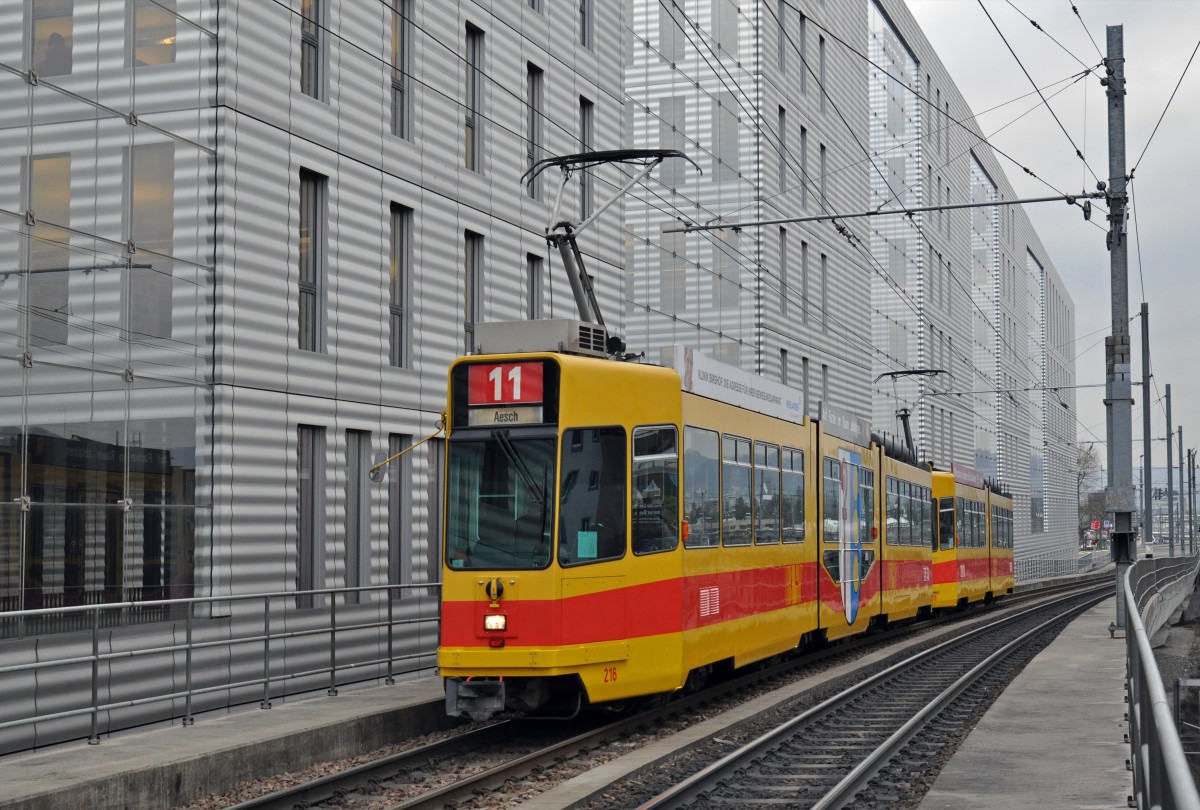 Be 4/8 216 zusammen mit dem Be 4/6 208 auf der Linie 11 fahren zur Haltestelle Peter Merian. Die Aufnahme stammt vom 06.02.2015.