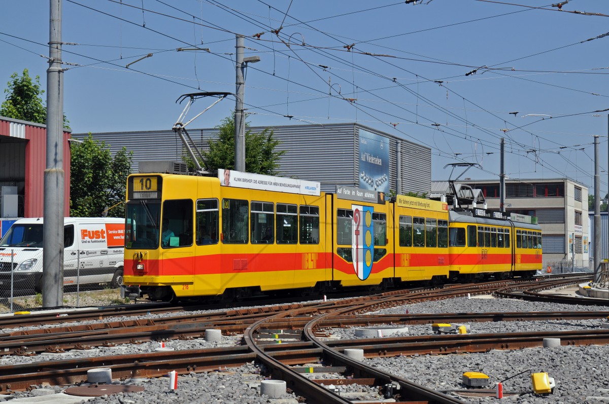Be 4/8 216 zusammen mit dem Be 4/6 107 auf der Linie 10 fahren zur Haltestelle Hüslimatt. Die Aufnahme stammt vom 06.06.2015.