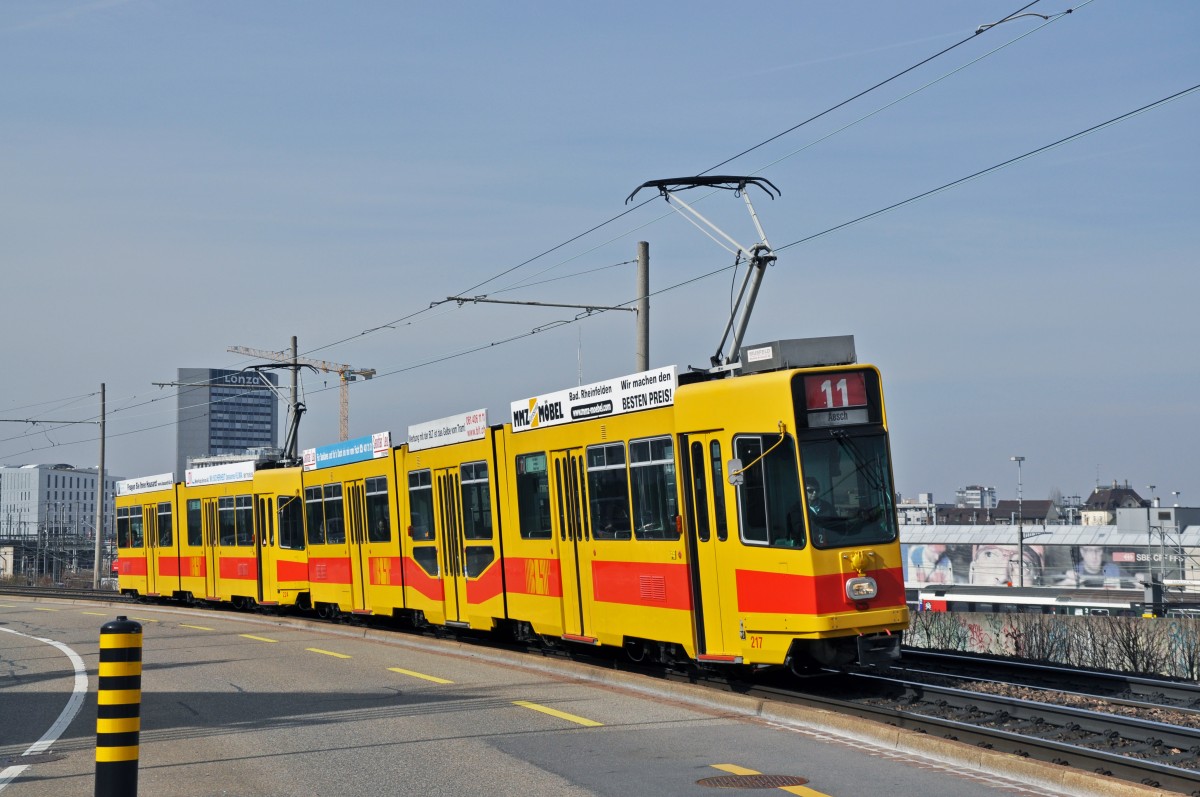 Be 4/8 217 und der Be 4/6 224 auf der Linie 11 kurz vor der Haltestelle M-Parc. Die Aufnahme stammt vom 11.03.2014.