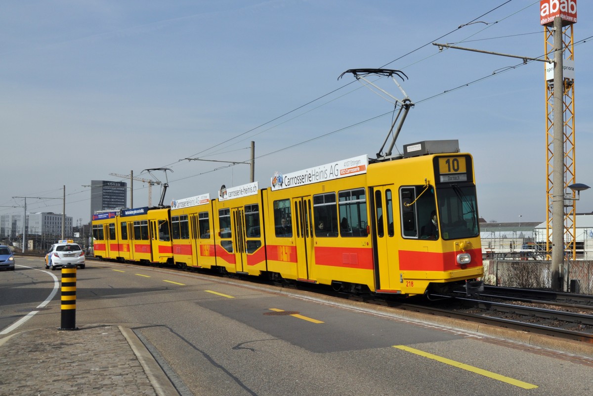 Be 4/8 218 und der Be 4/6 208 auf der Linie 10 kurz vor der Haltestelle M-Parc. Die Aufnahme stammt vom 11.03.2014.
