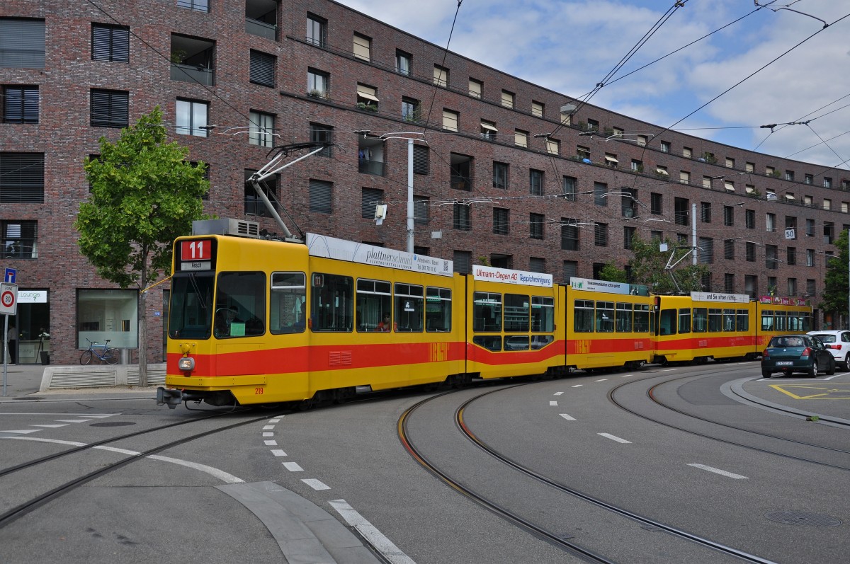 Be 4/8 219 zusammen mit dem Be 4/6 230 auf der Linie 11 kurz vor der provisorischen Endhaltestelle Bahnhof St.Johann. Die Aufnahme stammt vom 02.09.2014.