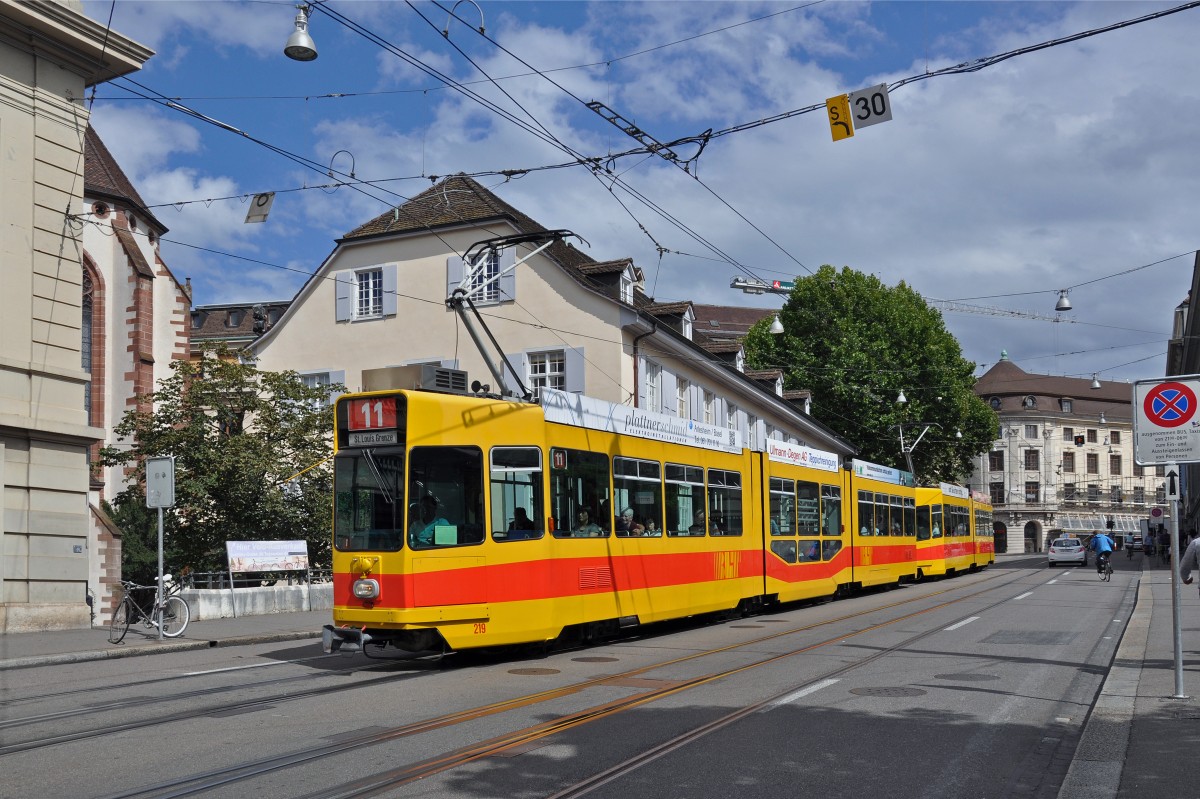 Be 4/8 219 zusammen mit dem Be 4/6 230 auf der Linie 11 fahren zur Haltestelle Barfüsserplatz. Die Aufnahme stammt vom 19.08.2014.