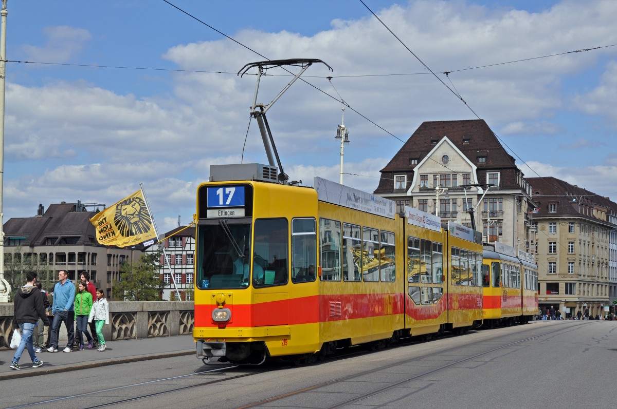 Be 4/8 219 zusammen mit dem Be 4/6 112 auf der Linie 17 überqueren die Mittlere Rheinbrücke. Die Aufnahme stammt vom 18.04.2015.