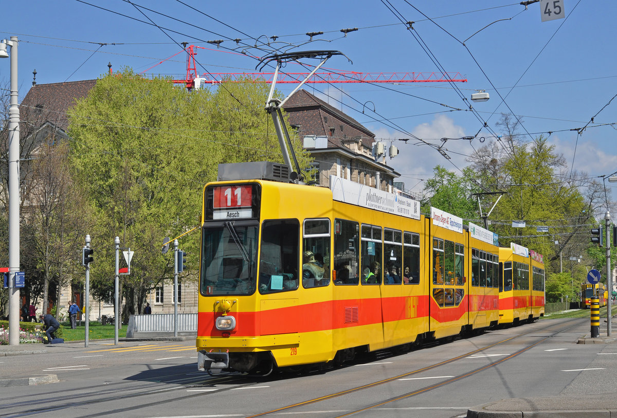 Be 4/8 219 zusammen mit dem Be 4/6 247, auf der Linie 11, fährt zur haltestelle am Bahnhof SBB. Die Aufnahme stammt vom 19.04.2016.