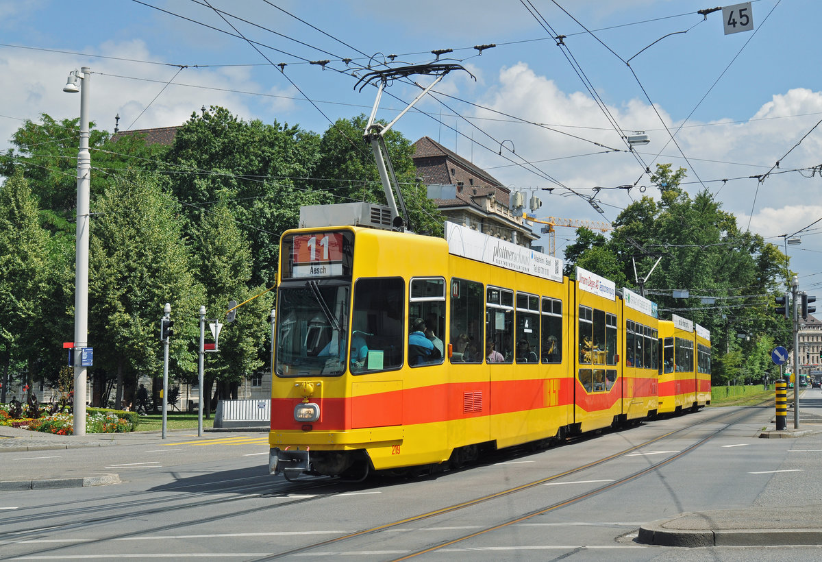 Be 4/8 219 zusammen mit dem Be 4/6 230, auf der Linie 11, fährt zur Haltestelle am Bahnhof SBB. Die Aufnahme stammt vom 15.07.2016.