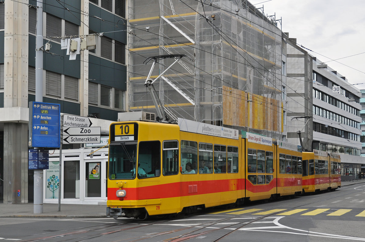 Be 4/8 219 zusammen mit dem Be 4/6 213, auf der Linie 10, fahren zur Haltestelle am Aeschenplatz. Die Aufnahme stammt vom 04.09.2016.