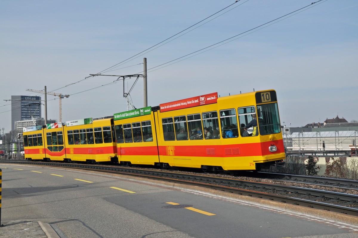 Be 4/8 220 und der Be 4/6 214 auf der Linie 10 kurz vor der Haltestelle M-Parc. Die Aufnahme stammt vom 11.03.2014.