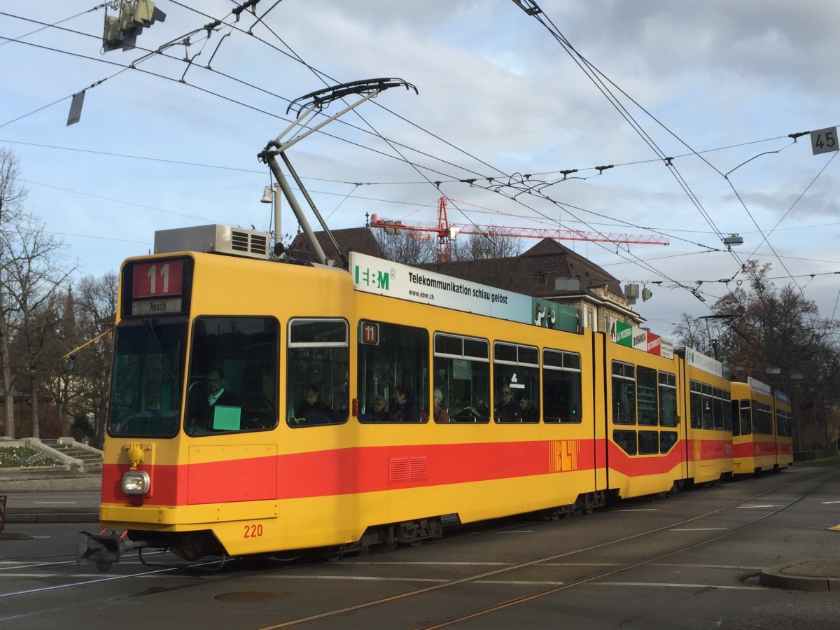 Be 4/8 220 unterwegs auf der Linie 11 am Bhf. SBB, 14.11.2015