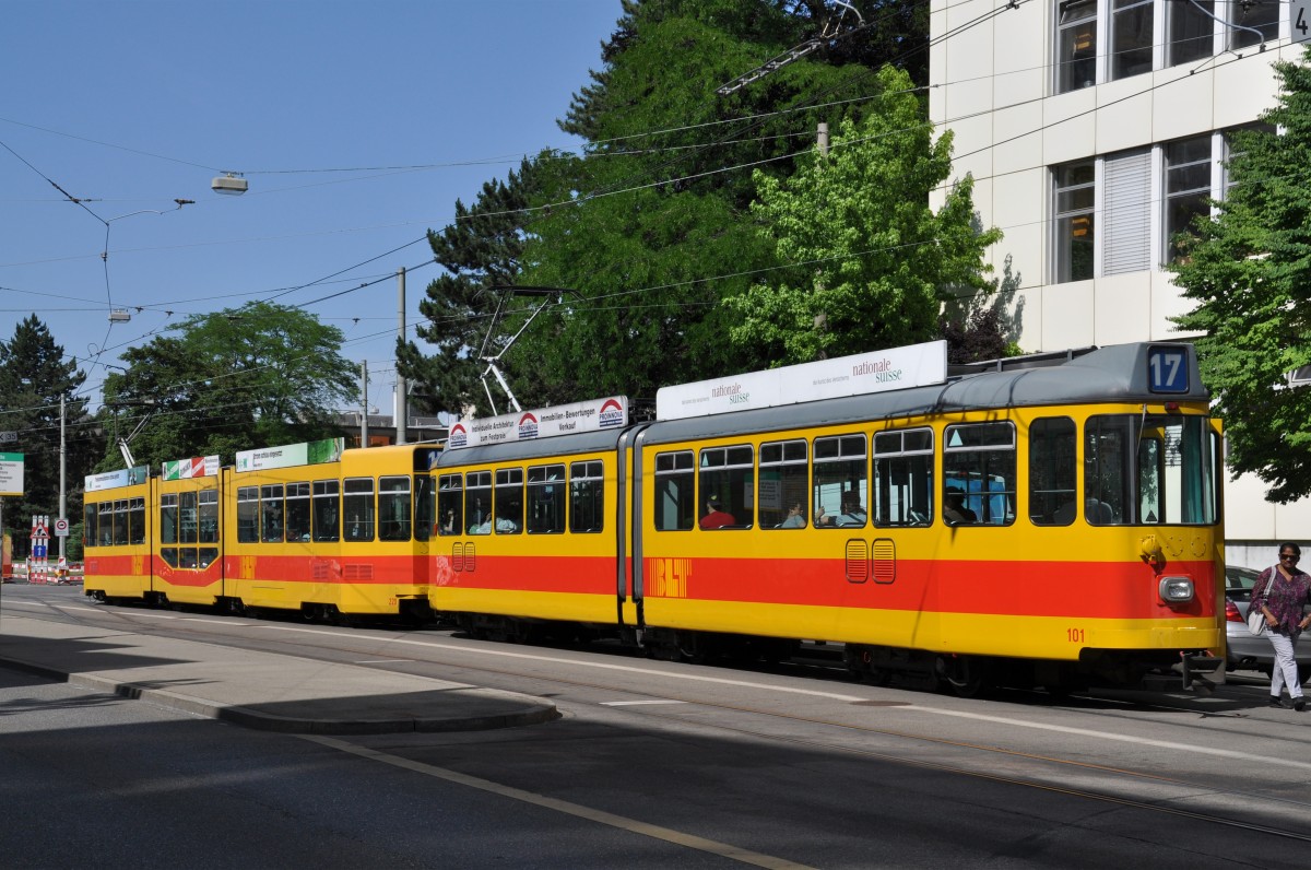 Be 4/8 220 zusammen mit dem Be 4/6 101 auf der Linie 17 an der Haltestelle CIBA. Die Aufnahme stammt vom 11.06.2014.