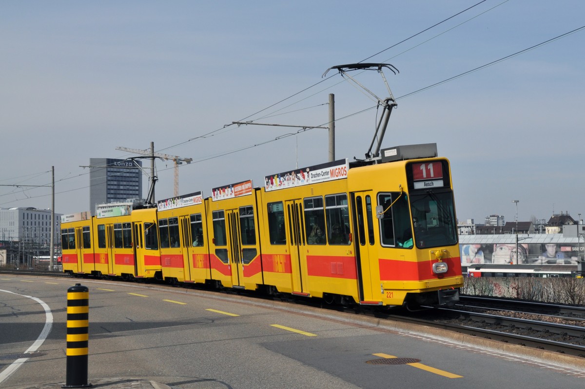 Be 4/8 221 und der Be 4/6 206 auf der Linie 11 kurz vor der Haltestelle M-Parc. Die Aufnahme stammt vom 11.03.2014.
