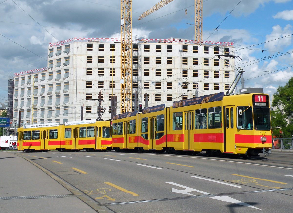 Be 4/8 222 und der Be 4/6 224 auf der Linie 11 fahren Richtung Haltestelle Mnchensteinerstrasse. Die Aufnahme stammt vom 13.09.2013.