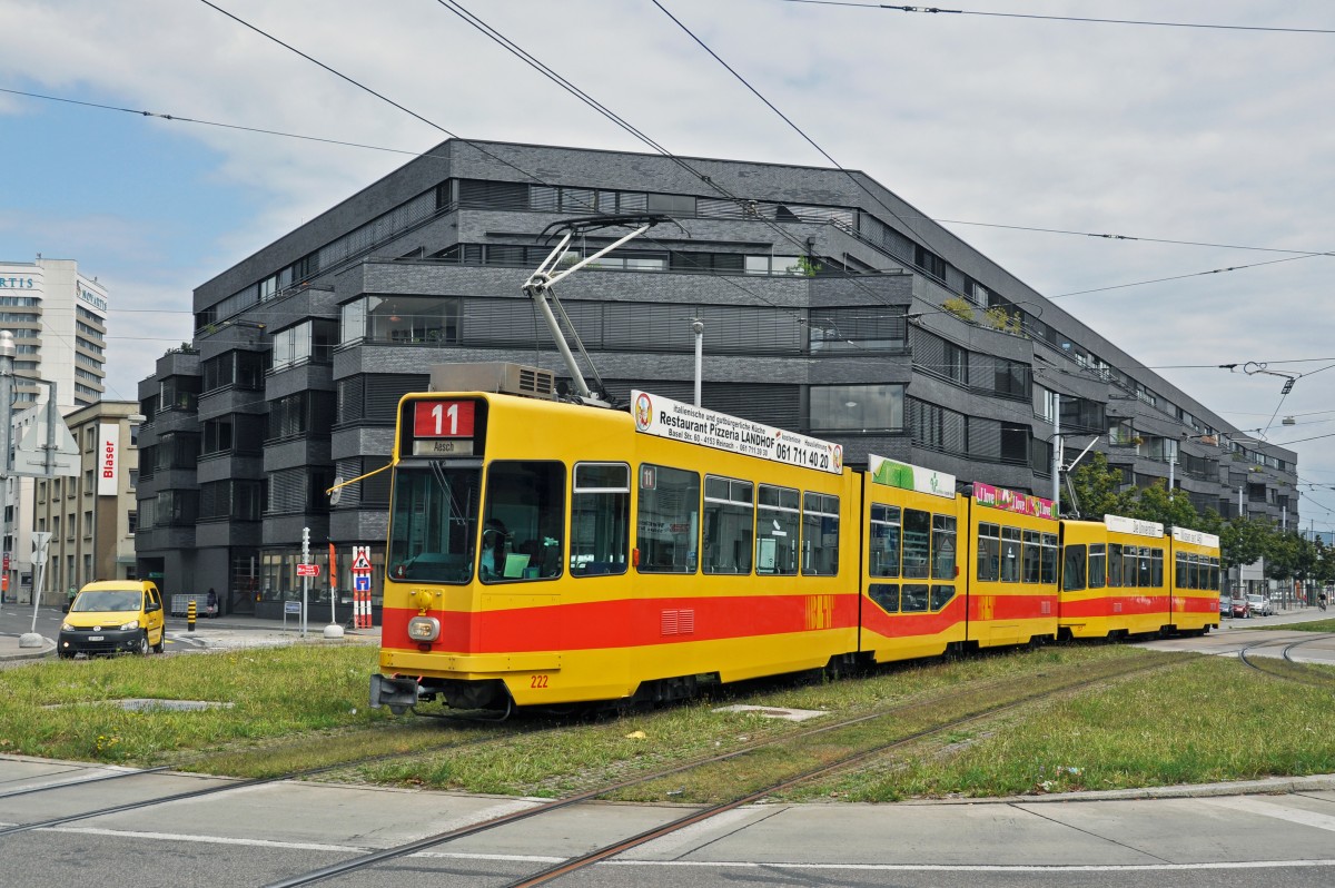 Be 4/8 222 zusammen mit dem Be 4/6 257 auf der Linie 11 kurz vor der provisorischen Endhaltestelle Bahnhof St.Johann. Die Aufnahme stammt vom 02.09.2014.