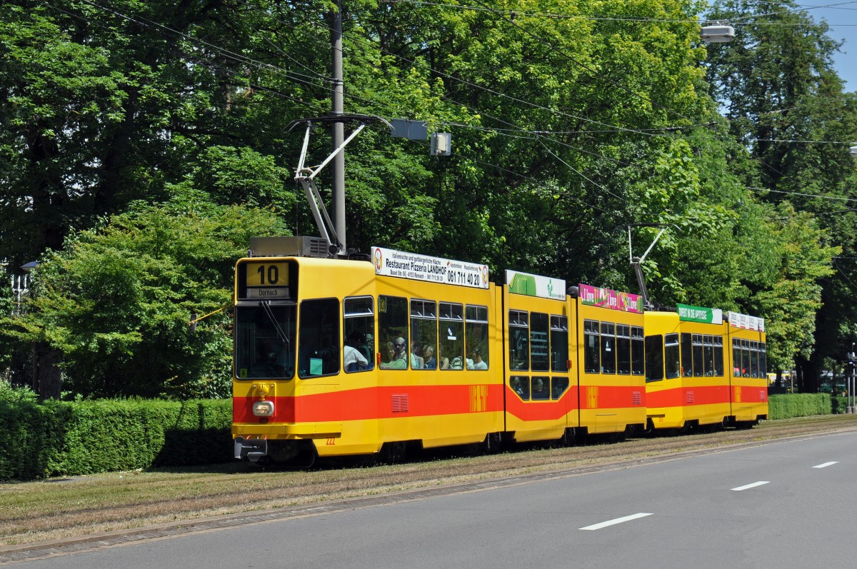Be 4/8 222 zusammen mit dem Be 4/6 203 auf der Linie 10 fahren zur Haltestelle am Bahnhof SBB. Die Aufnahme stammt vom 06.06.2015.