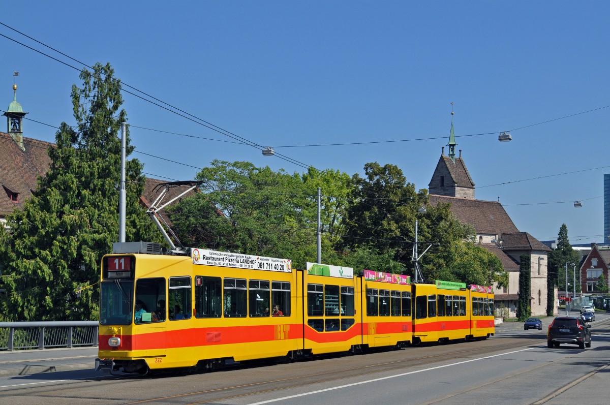 Be 4/8 222 zusammen mit dem Be 4/6 231 auf der wegen einer Innerstadtsperrung umgeleiteten Linie 11. Die beiden Wagen überqueren die Wettsteinbrücke Richtung Haltestelle Kunstmuseum. Die Aufnahme stammt vom 07.08.2015.