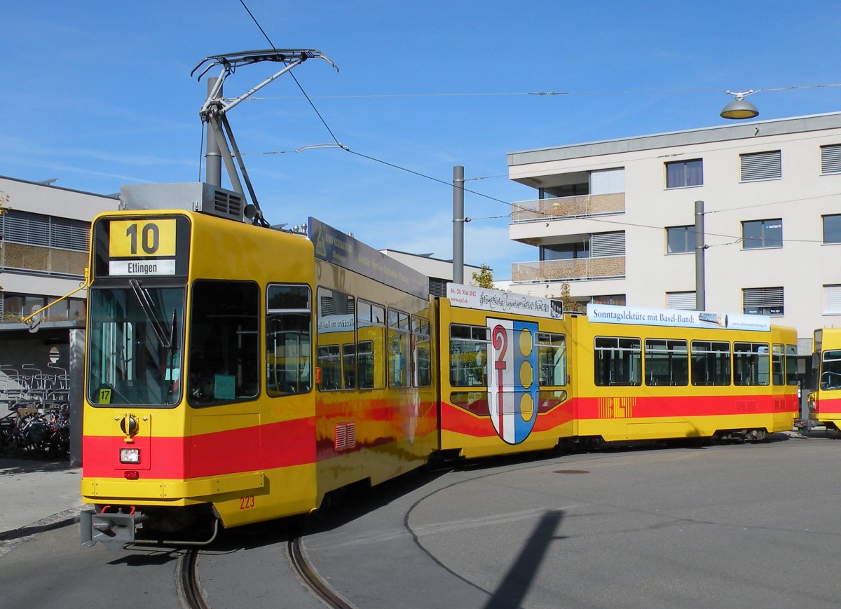 Be 4/8 223 auf der Linie 10 in der Schlaufe beim Bahnhof Dornach. Die Aufnahme stammt vom 18.10.2013.