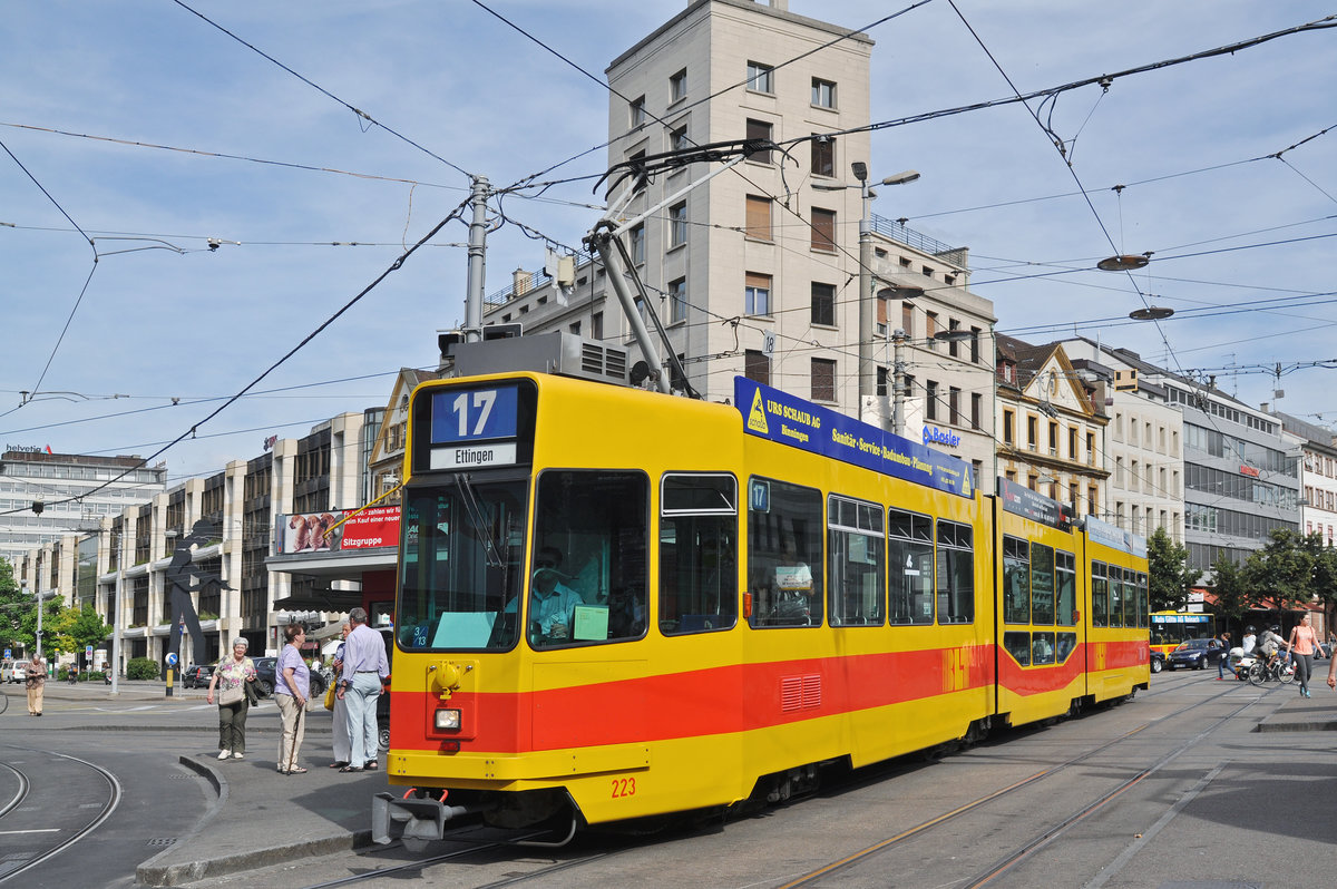 Be 4/8 223, auf der wegen einer Innerstadt Sperrung umgeleiteten Linie 17, bedient die Haltestelle am Aeschenplatz. Die Aufnahme stammt vom 06.07.2016.