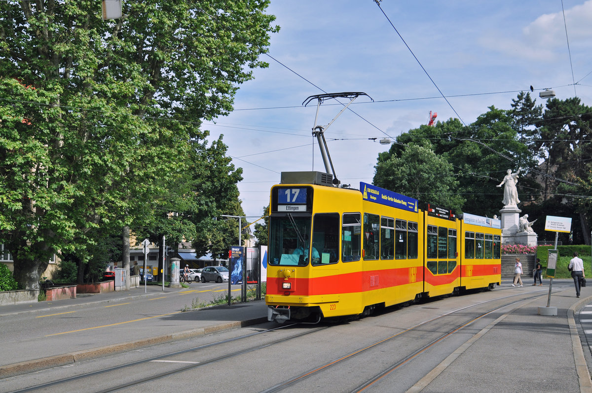 Be 4/8 223, auf der wegen einer Innerstadt Sperrung umgeleiteten Linie 17, fährt bei der Haltestelle Denkmal ein. Die Aufnahme stammt vom 06.07.2016.