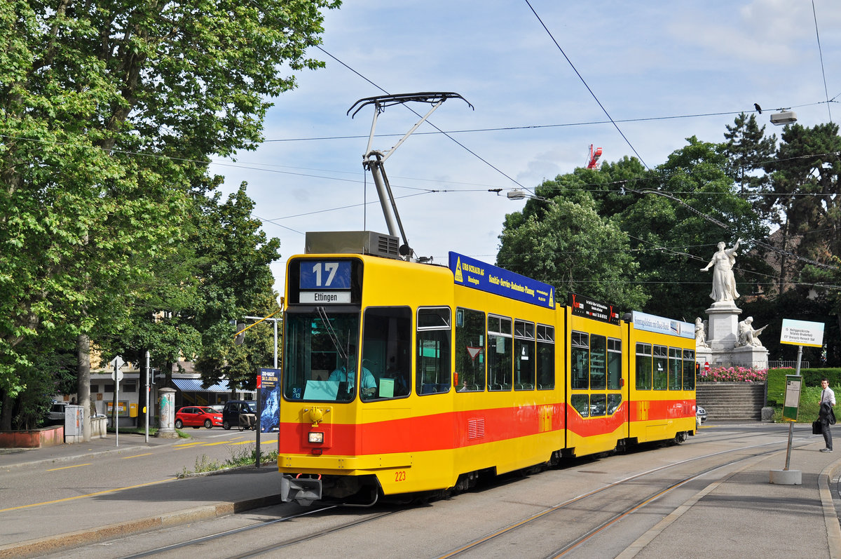 Be 4/8 223, auf der wegen einer Innerstadt Sperrung umgeleiteten Linie 17, bedient die Haltestelle Denkmal. Die Aufnahme stammt vom 06.07.2016. 