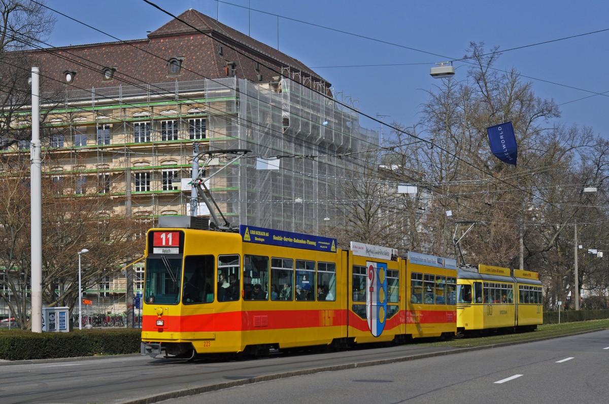 Be 4/8 223 ist nun mit dem Be 4/6 105 im BEB Look unterwegs. Hier fährt der Tramzug auf der Linie 11 zur Haltestelle am Bahnhof SBB. Die Aufnahme stammt vom 14.03.2015.