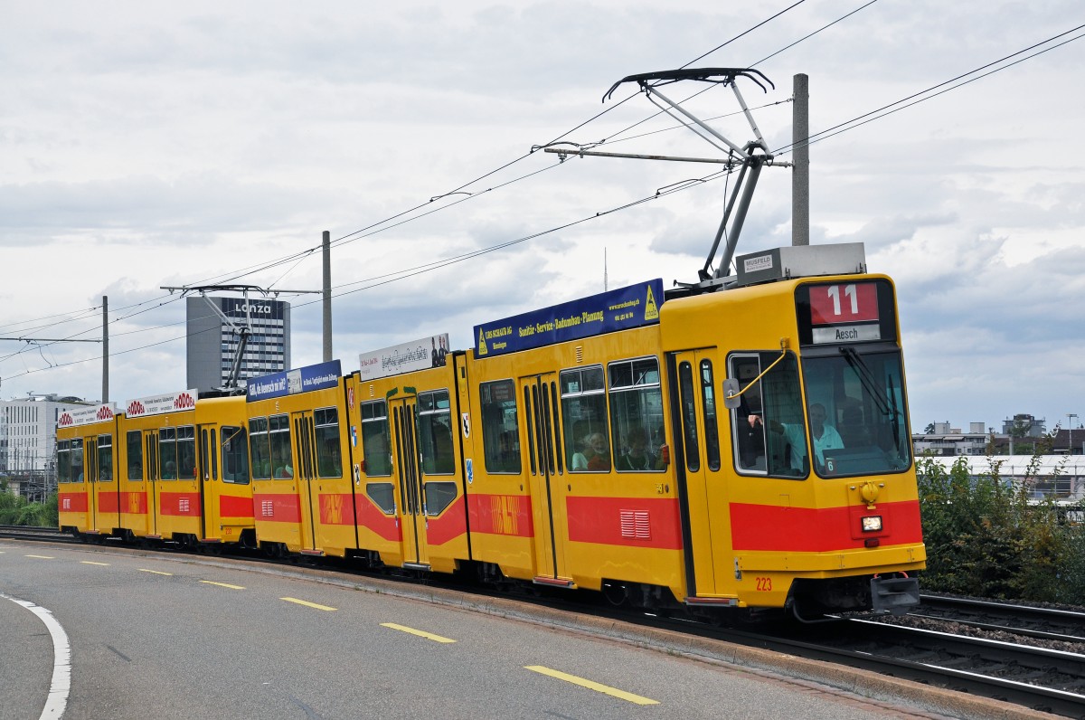 Be 4/8 223 zusammen mit dem Be 4/6 233 auf der Linie 11 fahren Zur Haltestelle M-Parc. Die Aufnahme stammt vom 20.08.2014.