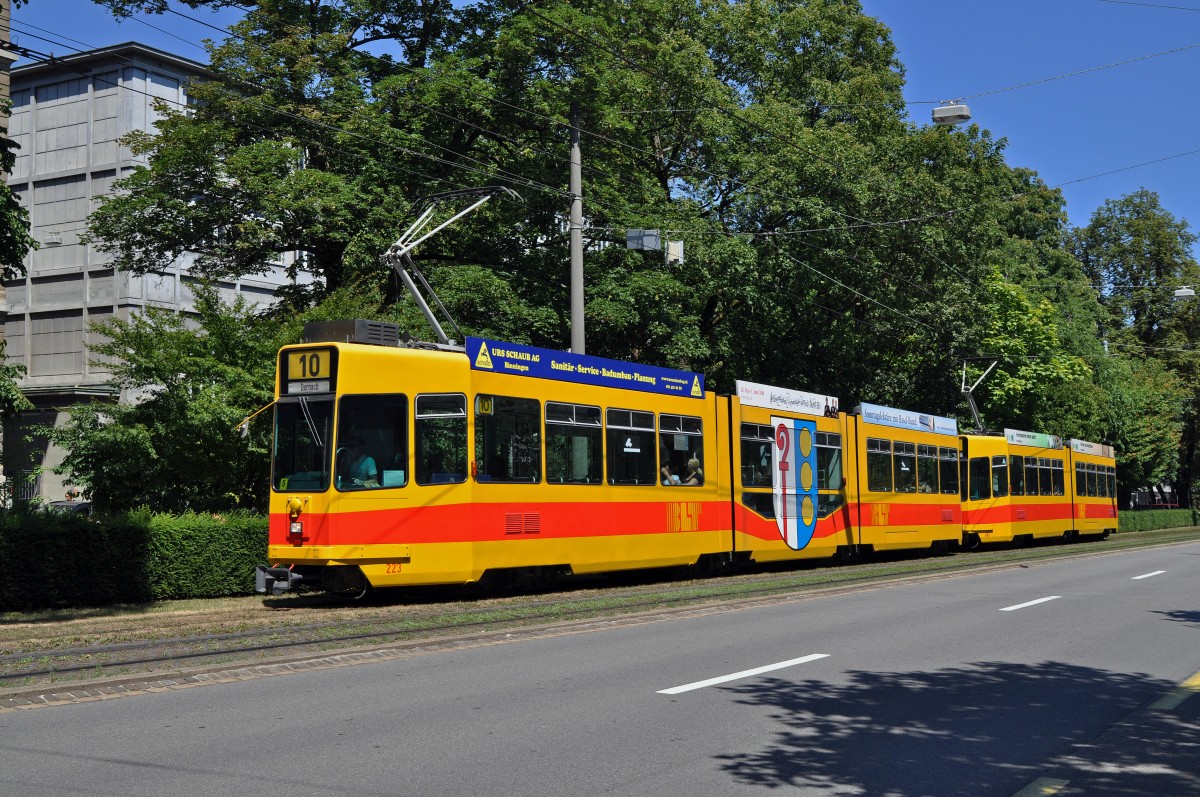 Be 4/8 223 zusammen mit dem Be 4/6 263 auf der Linie 10 fahren zur Haltestelle am Bahnhof SBB. Die Aufnahme stammt vom 03.08.2015.