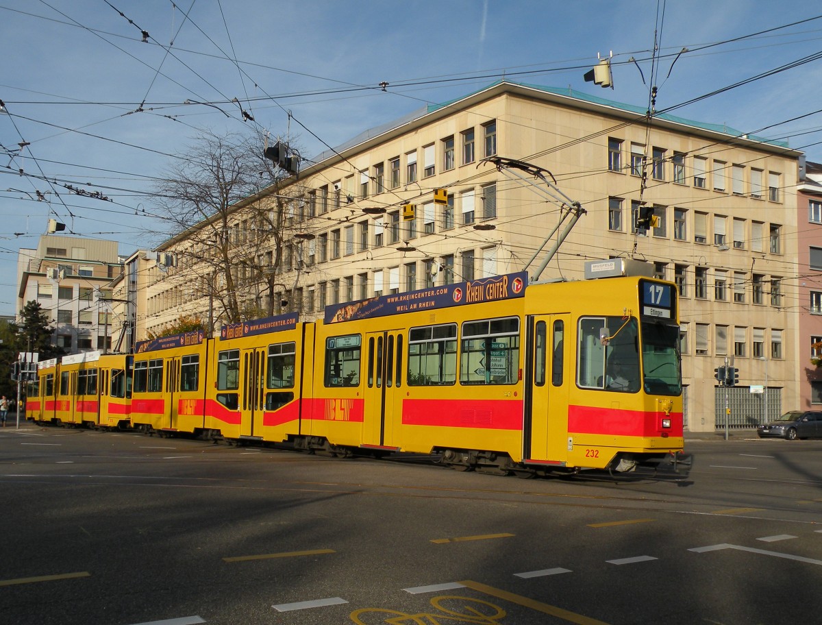 Be 4/8 232 und der Be 4/6 213 auf der Linie 17 kurz nach der Haltestelle Dreirosenbrcke. Die Aufnahme stammt vom 26.10.2013.