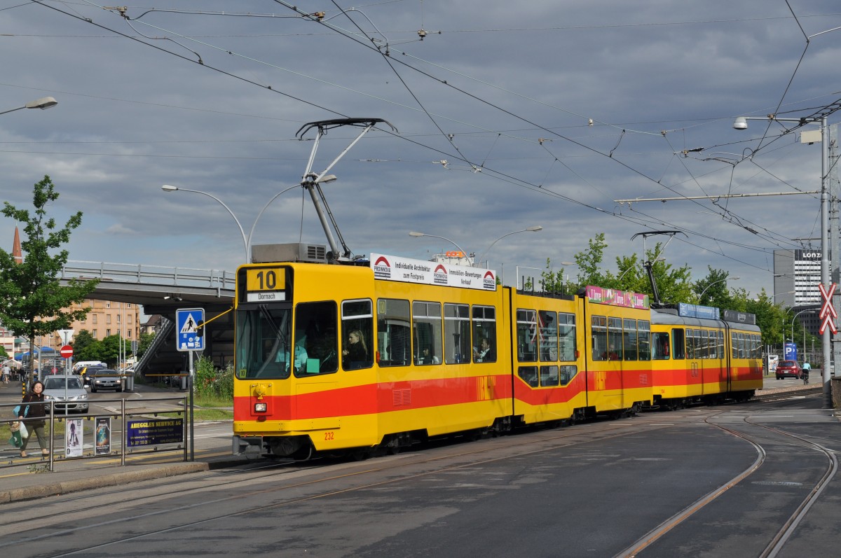 Be 4/8 232 und der Be 4/6 104 auf der Linie 10 kurz vor der Haltestelle M-Parc. Die Aufnahme stammt vom 24.05.2014.