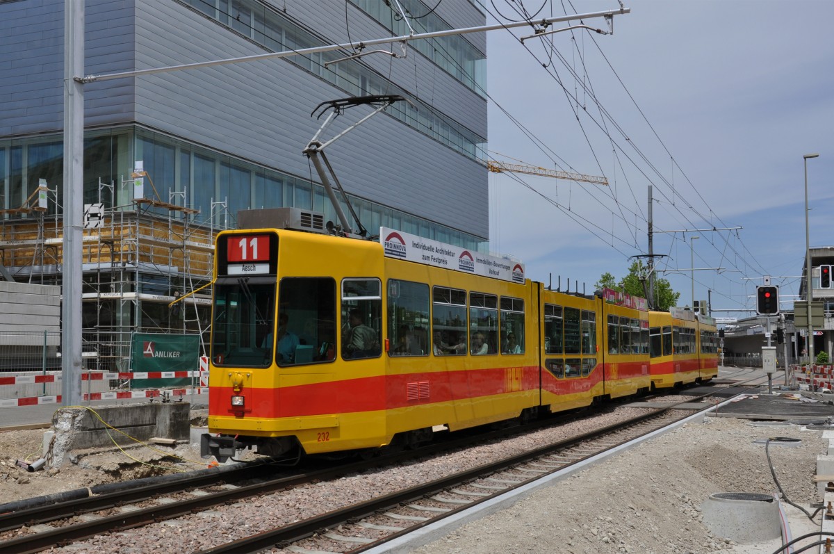 Be 4/8 232 zusammen mit dem Be 4/6 262 auf der Linie 11 kurz vor der Haltestelle Ruchfeld. Die Aufnahme stammt vom 06.06.2014.