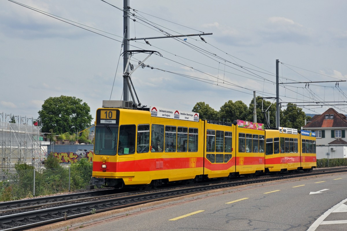 Be 4/8 232 zusammen mit dem Be 4/6 265 auf der Linie 10 fahren zur Haltestelle Münchensteinerstrasse. Die Aufnahme stammt vom 27.06.2014.