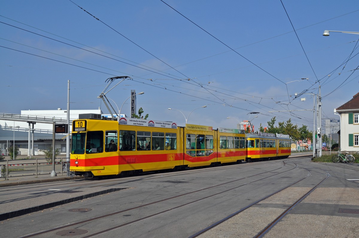 Be 4/8 234 zusammen mit dem Be 4/6 101 auf der Linie 10 fahren bei der Haltestelle M-Parc ein. Die Aufnahme stammt vom 27.09.2015.