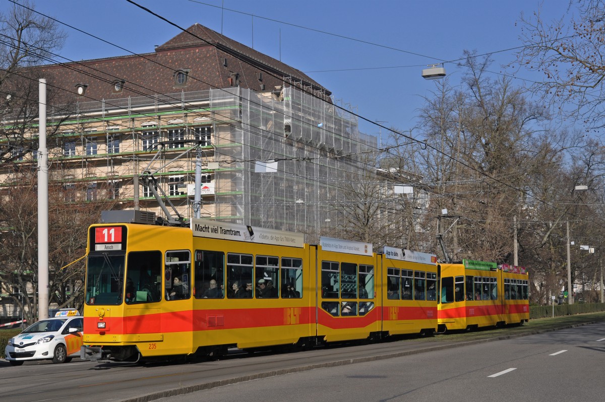 Be 4/8 235 zusammen mit dem Be 4/6 231 auf der Linie 11 fahren zur Haltestelle am Bahnhof SBB. Die Aufnahme stammt vom 12.02.2015.