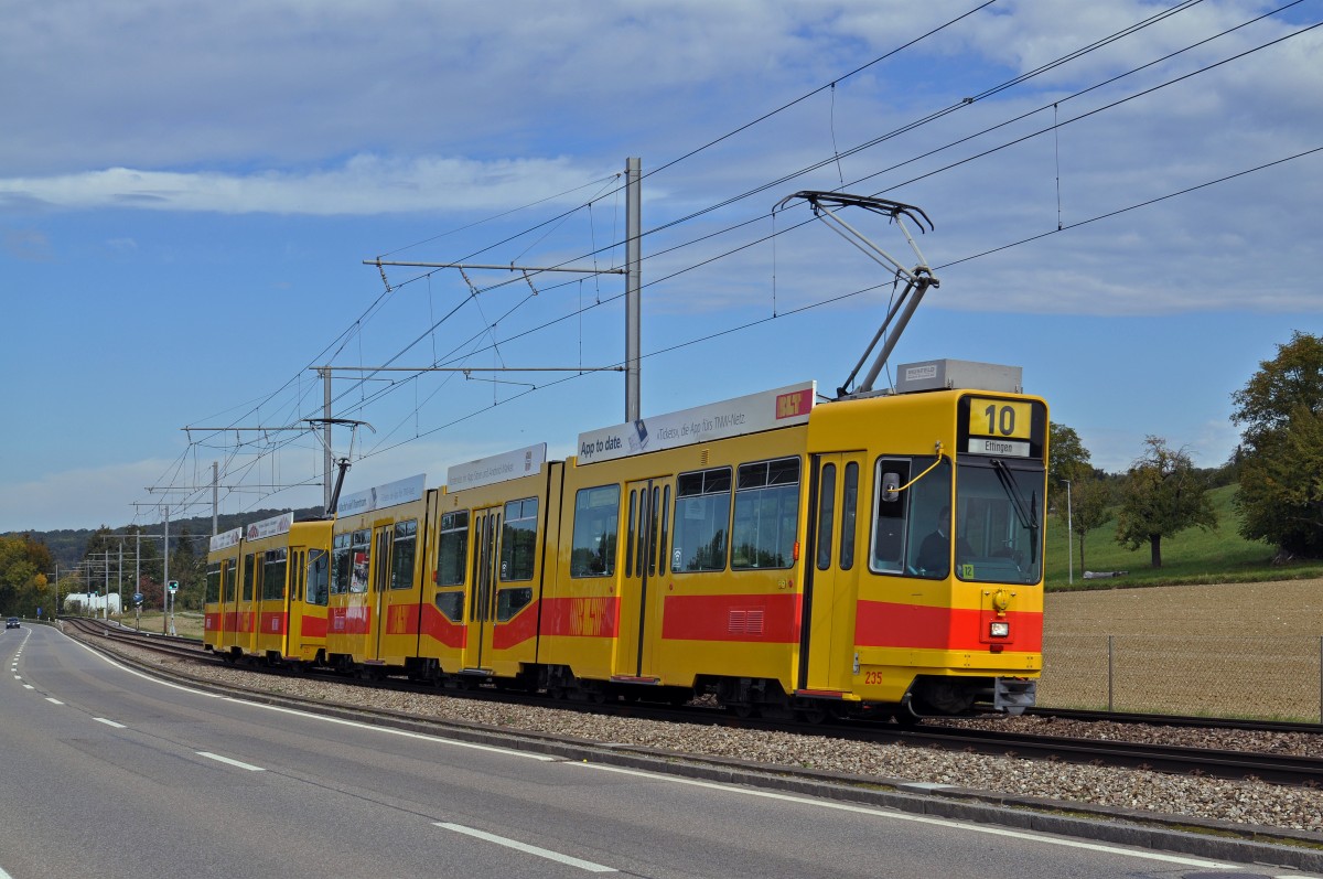 Be 4/8 235 zusammen mit dem Be 4/6 233 auf der Linie 10 fahren zur Haltestelle Ettingen. Die Aufnahme stammt vom 03.10.2015.