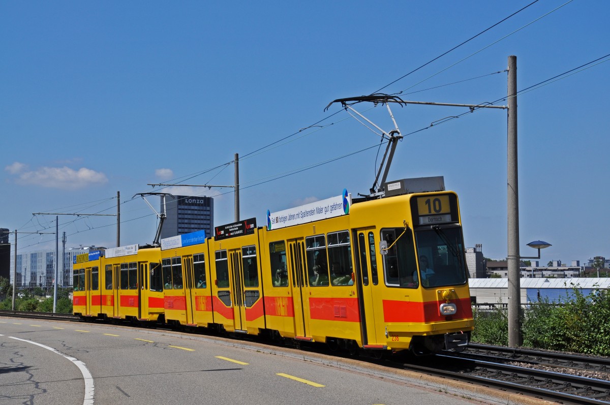 Be 4/8 236 zusammen mit dem Be 4/6 228 auf der Linie 10 fahren Zur Haltestelle M-Parc. Die Aufnahme stammt vom 16.07.2014.