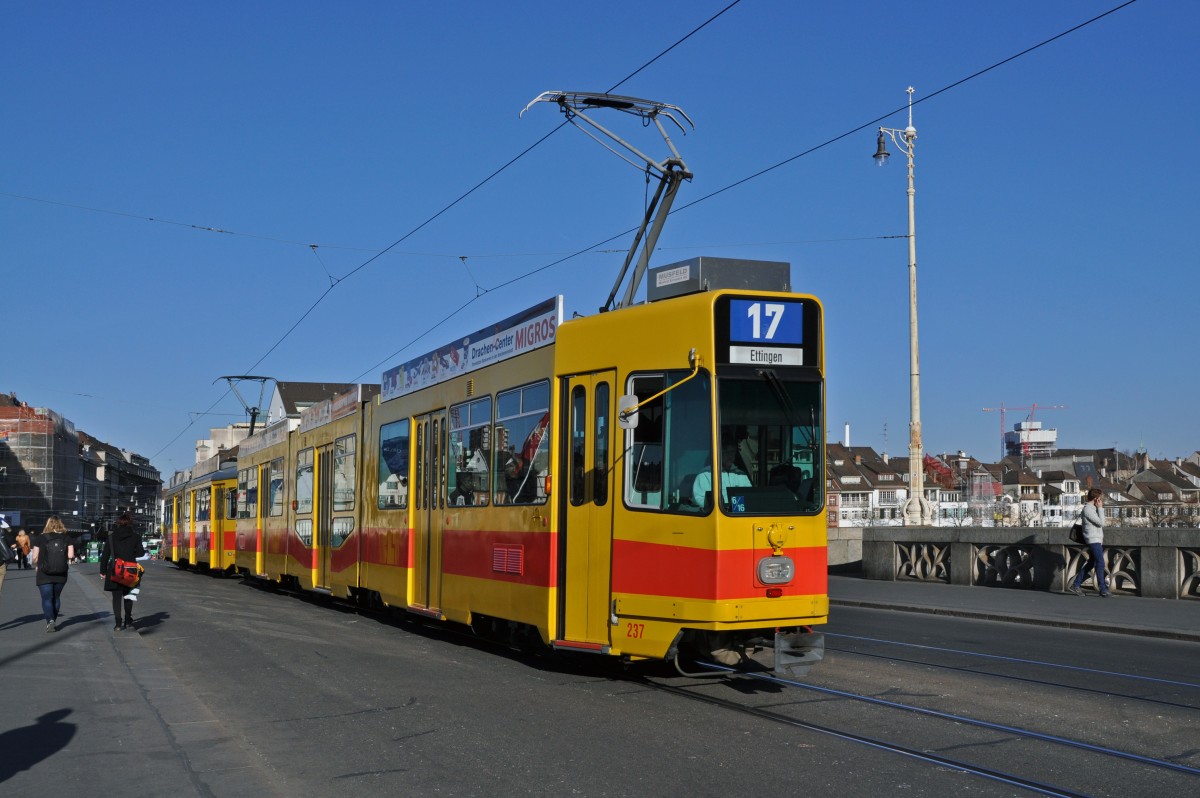 Be 4/8 237 und der Be 4/6 112 auf der Linie 17 auf der Mittleren Rheinbrücke. Die Aufnahme stammt vom 17.03.2014.