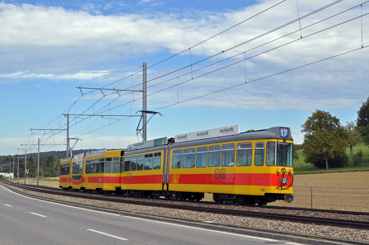 Be 4/8 237 zusammen mit dem Be 4/6 106 auf der Linie 17 fahren zur Haltestelle Känelmatt. Die Aufnahme stammt vom 03.10.2015.