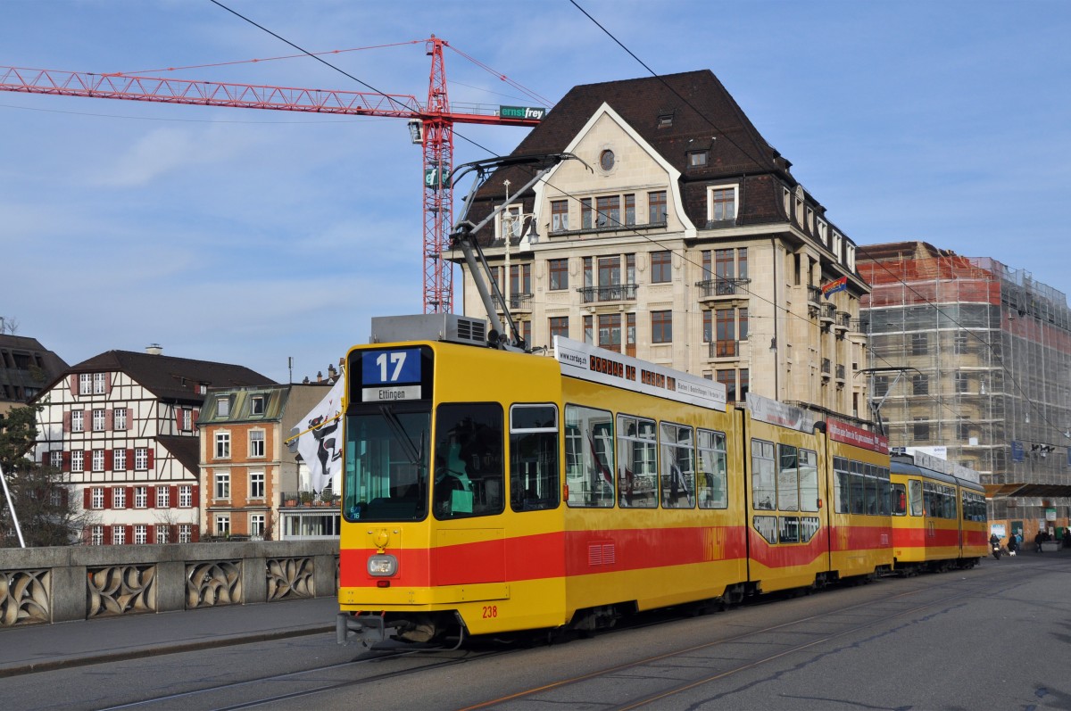 Be 4/8 238 und der Be 4/6 108 auf der Linie 17 auf der Mittleren Rheinbrücke. Die Aufnahme stammt vom 18.01.2014.
