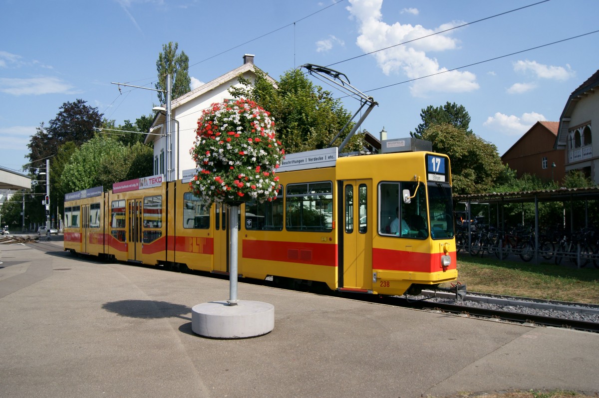 Be 4/8 238 steht am 07.08.2015 als Linie 17 in der Schleife am Bahnhof Ettingen.