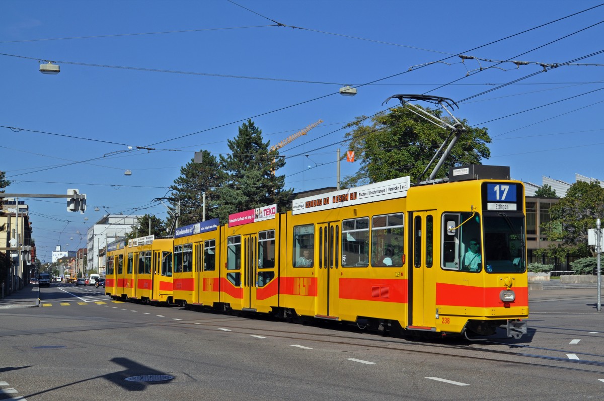 Be 4/8 238 zusammen mit dem Be 4/6 265 auf der Linie 17 fährt zur Haltestelle CIBA. Die Aufnahme stammt vom 21.09.2015.