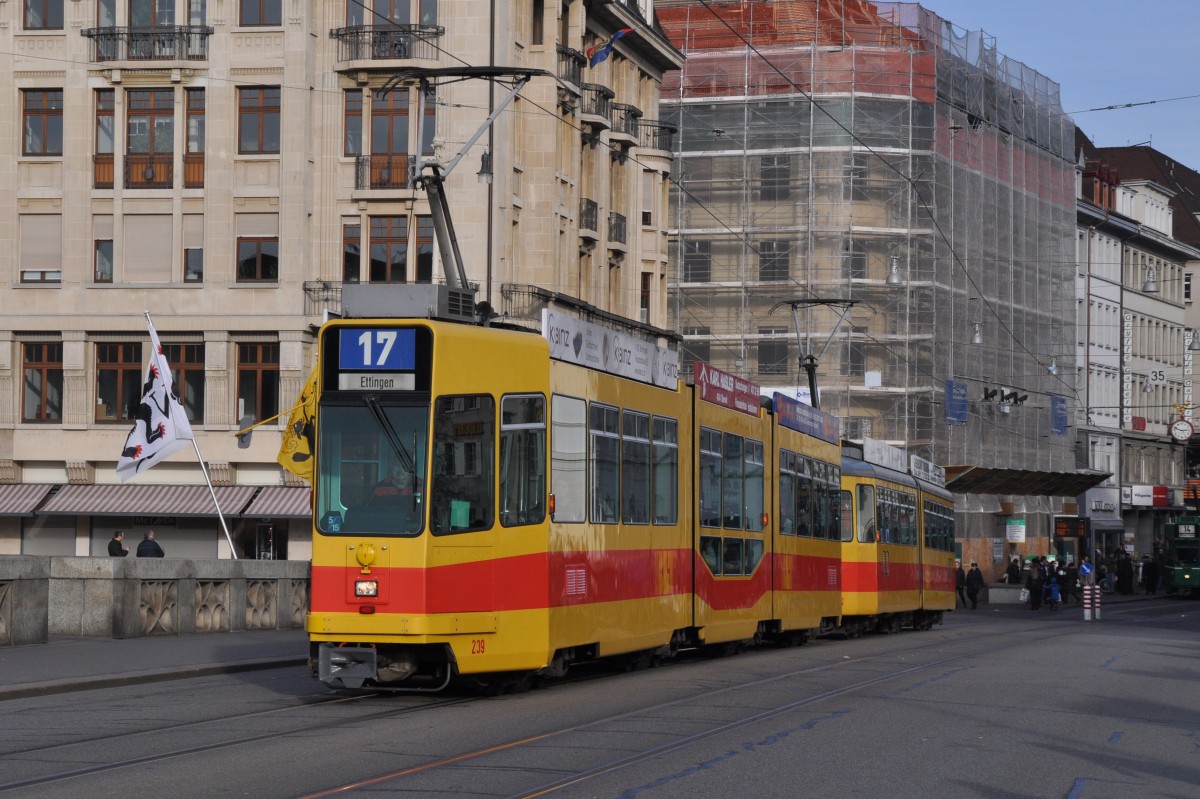 Be 4/8 239 und der Be 4/6 112 auf der Linie 17 auf der Mittleren Rheinbrücke. Die Aufnahme stammt vom 18.01.2014.
