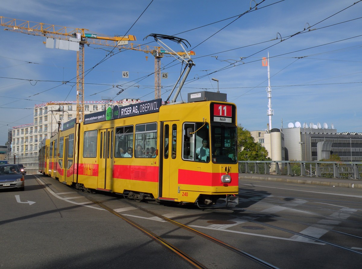 Be 4/8 240 auf der Linie 11 fhrt zur Haltestelle Mnchensteinerstrasse. Die Aufnahme stammt vom 19.10.2013.