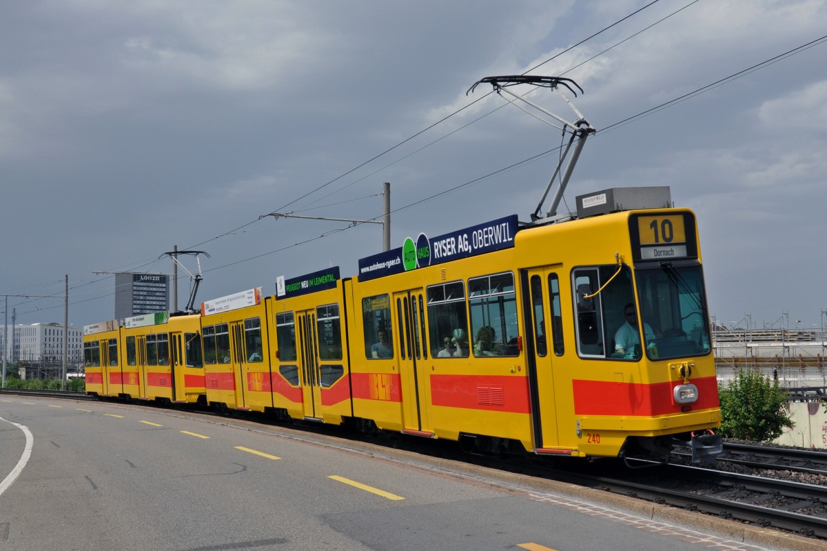 Be 4/8 240 und der Be 4/6 262 auf der Linie 10 kurz vor der Haltestelle M-Parc. Die Aufnahme stammt vom 22.05.2014.
