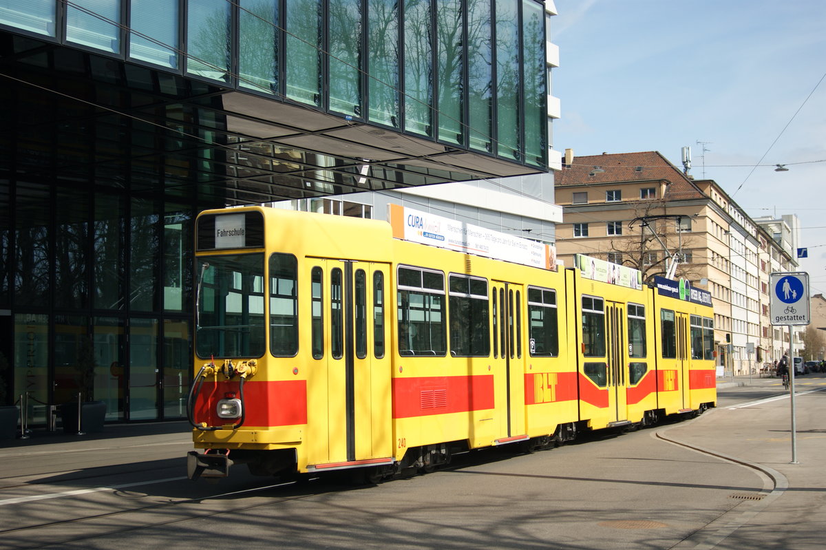 Be 4/8 240 fährt mit der Fahrschule bei der Haltestelle Gewerbeschule ein. Die Aufnahme stammt vom 23.03.2021.