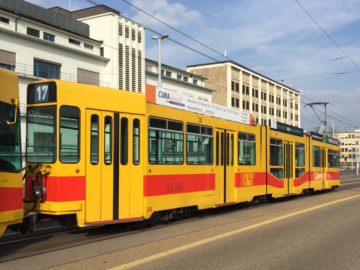 Be 4/8 240 unterwegs auf der Linie 17 auf der Dreirosenbrücke, 24.03.2016